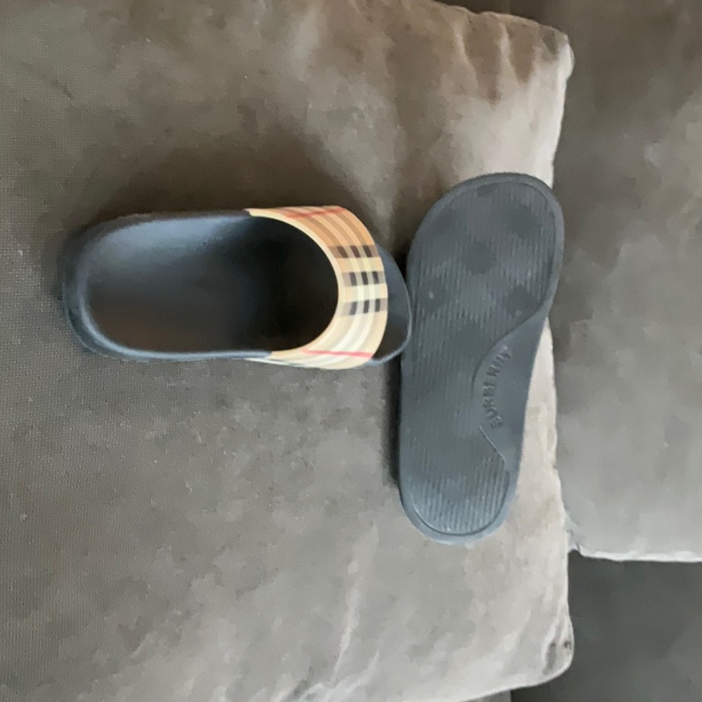 Burberry Farley beige slides. Kids